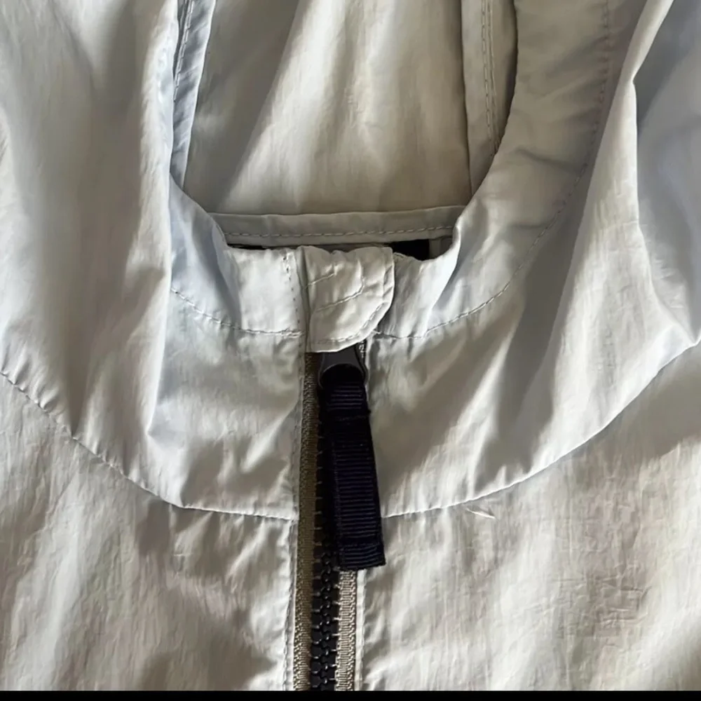 BOYS ANOREK HOODED WINDBREAKER SIZE M (8) BLUE